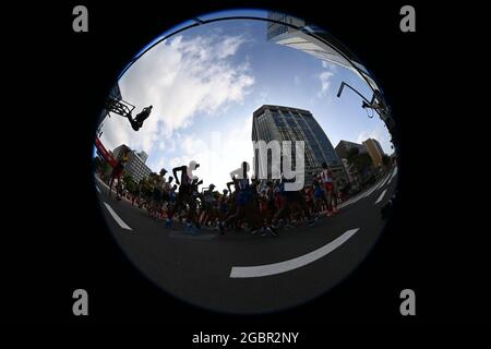 (210805) -- SAPPORO, 5 agosto 2021 (Xinhua) -- gli atleti gareggiano durante la finale di 20 km di corsa degli uomini ai Giochi Olimpici di Tokyo 2020 a Sapporo, Giappone, 5 agosto 2021. (Xinhua/Guo Chen) Foto Stock