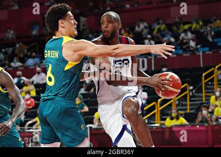 Tokyo, Giappone. 05 agosto 2021. Il piccolo forward statunitense Khris Middleton n. 8, si muove contro l'Australia in avanti contro Josh Green n. 6, durante la semifinale maschile di basket ai Giochi Olimpici di Tokyo, Giappone, giovedì 5 agosto 2021. Gli Stati Uniti hanno battuto l'Australia 97-78. Foto di Richard Ellis/UPI. Credit: UPI/Alamy Live News Foto Stock