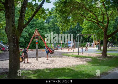 BIELEFELD, GERMANIA. 20 GIUGNO 2021. Parco Loheide i bambini giocano sul cortile Foto Stock