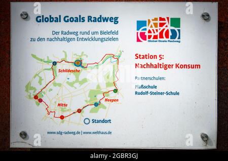 BIELEFELD, GERMANIA. 20 GIUGNO 2021. Parco Loheide. Mappa sulla scrivania. Informazioni per i turisti. Foto Stock