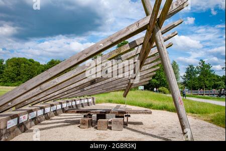 BIELEFELD, GERMANIA. 20 GIUGNO 2021. Loheide parco installazione in legno sul prato Foto Stock