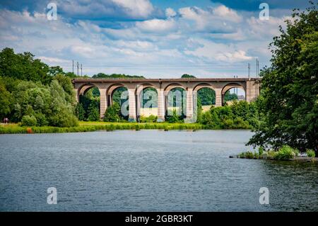 BIELEFELD, GERMANIA. 20 GIUGNO 2021. Parco Loheide. Vista lago sul grande ponte ferroviario. Foto Stock