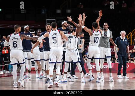 (210805) -- SAITAMA, 5 agosto 2021 (Xinhua) -- i giocatori degli Stati Uniti festeggiano durante la semifinale maschile di basket tra gli Stati Uniti e l'Australia ai Giochi Olimpici di Tokyo 2020 a Saitama, Giappone, 5 agosto 2021. (Xinhua/Pan Yulong) Foto Stock