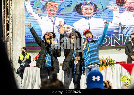 Neisi Dajomes, Tamara Salazar e Angie Palacios si sono arenati ai tifosi e alla famiglia allo Stadio Olimpico di Atahualpa per l'evento di benvenuto a casa. Gli ecuadoriani festeggiano il ritorno di tre atleti dopo due medaglie e un diploma olimpico alle Olimpiadi di Tokyo del 2020. Foto Stock