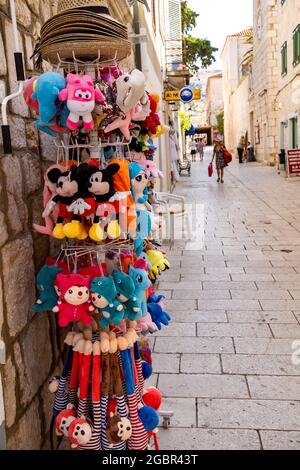 Foto verticale di animali di peluche in vendita in un negozio di articoli da regalo nella città di Pag, Croazia Foto Stock