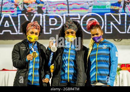 Neisi Dajomes, Tamara Salazar e Angie Palacios posano per una foto di gruppo allo stadio olimpico Atahualpa di Quito. Gli ecuadoriani festeggiano il ritorno di tre atleti dopo due medaglie e un diploma olimpico alle Olimpiadi di Tokyo del 2020. (Foto di Vincent Ricci / SOPA Images/Sipa USA) Foto Stock