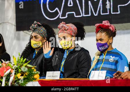 Neisi Dajomes, Tamara Salazar e Angie Palacios sono stati visti allo Stadio Olimpico di Atahualpa per l'evento di benvenuto a casa. Gli ecuadoriani festeggiano il ritorno di tre atleti dopo due medaglie e un diploma olimpico alle Olimpiadi di Tokyo del 2020. (Foto di Vincent Ricci / SOPA Images/Sipa USA) Foto Stock