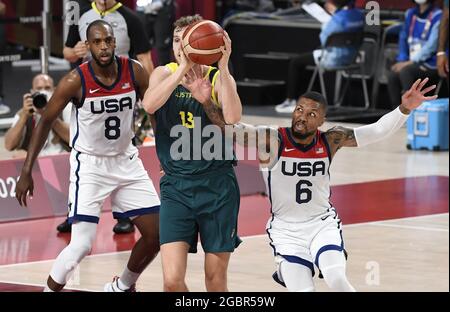 Tokyo, Giappone. 05 agosto 2021. L'australiano Jock Landale (C) è sorvegliato da Damian Lillard (^) e Khris Middleton degli Stati Uniti durante la semifinale maschile di basket alle Olimpiadi di Tokyo 2020, giovedì 5 agosto 2021, a Tokyo, Giappone. Gli Stati Uniti hanno avanzato al gioco della medaglia d'oro con una vittoria di 97-78. Foto di Mike Theiler/UPI Credit: UPI/Alamy Live News Foto Stock