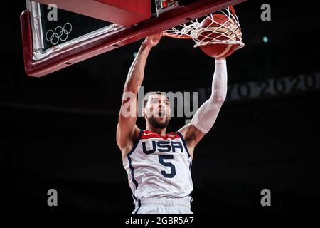 (210805) -- SAITAMA, 5 agosto 2021 (Xinhua) -- Zach Lavine dei Dunks degli Stati Uniti durante la semifinale maschile di pallacanestro tra gli Stati Uniti e l'Australia ai Giochi Olimpici di Tokyo 2020 a Saitama, Giappone, 5 agosto 2021. (Xinhua/Pan Yulong) Foto Stock