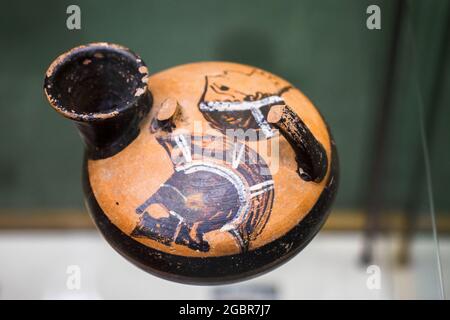Nord Ionic Askos (antica nave greca in ceramica) con raffigurazione di testa femminile e casco (540 - 530 a.C.) - Museo Archeologico Nazionale di Tarquinia, Italia Foto Stock