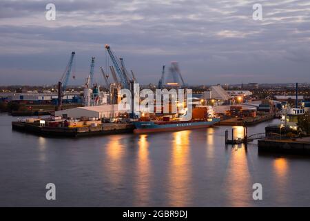 Geografia / viaggio, Germania, Amburgo, fiume Elba, porto, NIGHT SHOT, INFORMAZIONI-DI-AUTORIZZAZIONE-DIRITTI-AGGIUNTIVI-NON-DISPONIBILI Foto Stock