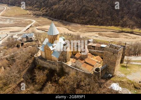 Vista panoramica dalla fortezza di Ananuri sul fiume Aragvi e il bacino idrico di Zhinvali in primavera Foto Stock