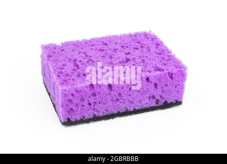 Primo piano in spugna viola, isolato su sfondo bianco, foto di concetto di pulizia della cucina Foto Stock