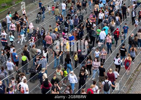 Persone in attesa in coda, conforme a Corona, per entrare nella fiera, il parco divertimenti temporaneo Happy Colonia, sulle rive del Reno a Deutz, C. Foto Stock