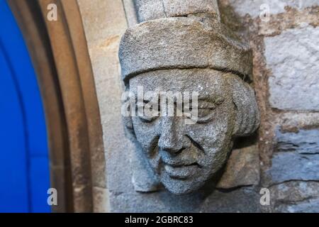 Inghilterra, Hampshire, New Forest, Ringwood, Chiesa Parrocchiale di San Pietro e San Paolo, Statua porta Foto Stock