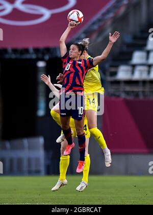 KASHIMA, GIAPPONE - 5 AGOSTO: Carli Lloyd degli Stati Uniti e Alanna Kennedy dell'Australia durante la partita di medaglia di bronzo del torneo olimpico di calcio femminile di Tokyo 2020 tra Australia e Stati Uniti allo stadio Ibaraki Kashima il 5 agosto 2021 a Kashima, Giappone (Foto di Pablo Morano/Orange Pictures) Credit: Orange Pics BV/Alamy Live News Foto Stock