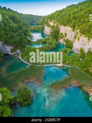 Plitvice, Croazia - Vista panoramica aerea dei bellissimi laghi di Plitvice (Plitvička jezera) nel Parco Nazionale di Plitvice in una giornata estiva luminosa con blu Foto Stock