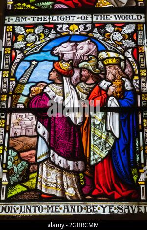 Inghilterra, Hampshire, New Forest, Ringwood, Chiesa parrocchiale di San Pietro e San Paolo, vetrate raffiguranti scene bibliche Foto Stock
