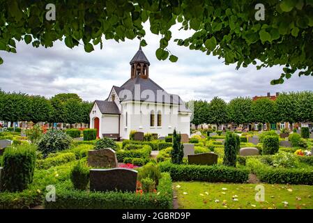 La piccola cappella e cimitero di Holm, che è un antico villaggio di pescatori, fondato intorno al 1000 a.C. a Schlei, un tempo isola collegata a t Foto Stock