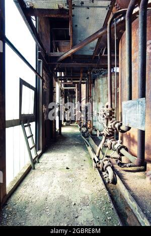 Corridoio in una caldaia abbandonata casa esplorazione urbana perso luogo Foto Stock