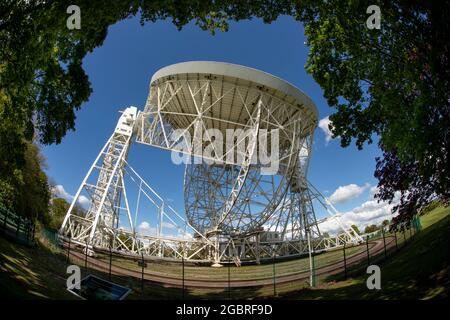 Regno Unito, Inghilterra, Cheshire, Goostrey, Università di Manchester, Jodrell Bank, il telescopio radio Lovell, vista con lenti fisheye Foto Stock