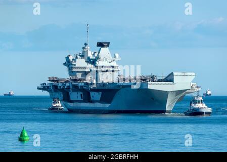 HMS Queen Elizabeth arriva al porto di Portsmouth con l'aeromobile F35 sul ponte Foto Stock