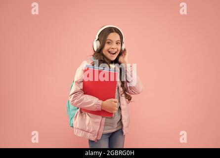 Senti la canzone. Happy child Ascolta la musica in cuffia. Scuola di musica. Educazione musicale. Tecnologia moderna. Prendere la melodia Foto Stock