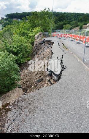 La chiusura della strada sulla B5605 Newbridge Wrexham dopo una parte della strada crollò nel fiume Dee durante la tempesta Christoph nel gennaio 2021 Foto Stock