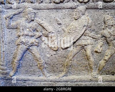 Antico bassorilievo etrusco di sarcofago - Museo Archeologico Nazionale di Tarquinia, Italia Foto Stock