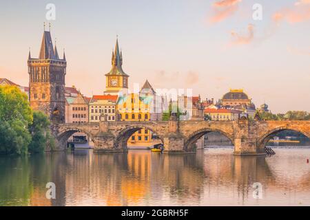 Famosa immagine iconica del Ponte Carlo e dello skyline di Praga Repubblica Ceca Foto Stock