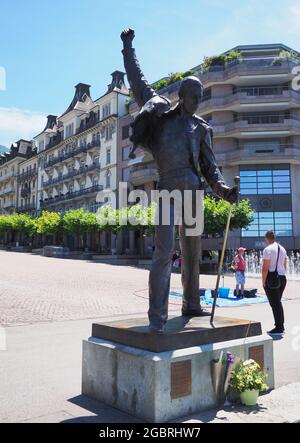 MONTREUX, SVIZZERA il 2017 LUGLIO: Freddie Mercury della BAND REGINA nella città europea nel cantone di Vaud, cielo blu chiaro in caldo sole giorno d'estate - verticale Foto Stock