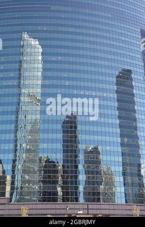 Una crociera sul fiume offre fantastiche vedute dello skyline architettonico lungo il fiume Chicago, il Foto Stock