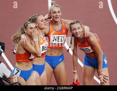 Tokyo, Giappone. 05 agosto 2021. Gli atleti olandesi, tra cui Andrea Bouma, Lisanne de Witte, Lieke Klaver, Hanneke Oosterwegel e Anne van de Wiel reagiscono come risultati dopo aver gareggiato nel primo round del relè femminile 4x400m ai Tokyo 2020 Summer Olympic Games di Tokyo, Giappone, giovedì 5 agosto 2021. Foto di Bob strong/UPI Credit: UPI/Alamy Live News Foto Stock