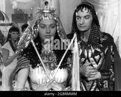 SOPHIA LOREN come Cleopatra e PAUL MULLER in DUE NOTTI CON CLEOPATRA aka DUO NOTTI con CLEOPATRA 1954 regista MARIO MATTOLI storia / sceneggiatura Ruggero Maccari e Ettore Scola disegno in costume Gaia Romanini Excelsa Film / Rosa Film / Minerva Film Foto Stock