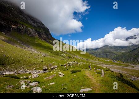 Il Cirque de Troumouse è un circo glaciale situato nel centro della catena dei Pirenei, nel dipartimento degli alti Pirenei in Francia, formando il bordo Foto Stock