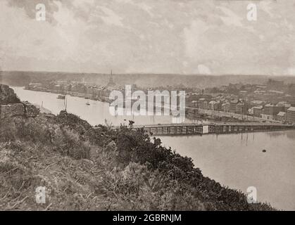 Una vista aerea della fine del XIX secolo del ponte sul fiume Suir mentre scorre attraverso Waterford, la città più antica della Repubblica d'Irlanda. Timbertoes era un nome locale per un ponte di legno che ha attraversato il fiume tra il 1794 e il 1910. Fu costruito dal costruttore americano di ponti, Lemuel Cox, che progettò un ponte di legno utilizzando la quercia americana e la costruzione iniziò nel 1793 per aprire l'anno seguente. Sorprendentemente non è stata fornita alcuna apertura per il traffico lungo il fiume, quindi un ponte levatoio largo 12 m è stato aggiunto più tardi. Foto Stock