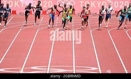 Tokyo, Giappone. 5 agosto 2021. Gli atleti gareggiano durante il caldo maschile 4x100m ai Giochi Olimpici di Tokyo 2020 a Tokyo, Giappone, 5 agosto 2021. Credit: Yibo/Xinhua/Alamy Live News Foto Stock