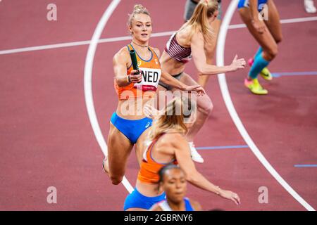 TOKYO, GIAPPONE - 5 AGOSTO: Lieke Klaver dei Paesi Bassi e Lisanne de Witte dei Paesi Bassi in gara sul relè femminile 4x400m Round 1 durante i Giochi Olimpici di Tokyo 2020 allo Stadio Olimpico il 5 agosto 2021 a Tokyo, Giappone (Foto di Yannick Verhoeven/Orange Pictures) NOCNSF ATTIEKUNIE Foto Stock