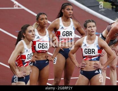 Tokyo, Giappone. 05 agosto 2021. Atleti provenienti dalla Gran Bretagna tra cui Dina Asher-Smith, Imani Lantisiquot, Daryll Neita, Ashleigh Nelson e Asha Philip React come risultati vengono in gara dopo aver gareggiato nel primo round del relè femminile 4x400m ai Tokyo 2020 Summer Olympic Games di Tokyo, Giappone giovedì 5 agosto 2021. Foto di Bob strong/UPI Credit: UPI/Alamy Live News Foto Stock