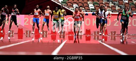 Tokyo, Giappone. 5 agosto 2021. Gli atleti gareggiano durante il caldo maschile 4x100m ai Giochi Olimpici di Tokyo 2020 a Tokyo, Giappone, 5 agosto 2021. Credit: Jia Yuchen/Xinhua/Alamy Live News Foto Stock
