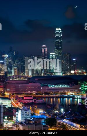 Vista ad ovest dall'Excelsior Hotel a Causeway Bay, dell'HKCEC a WAN Chai, con gli edifici e i grattacieli di Central, Isola di Hong Kong Foto Stock