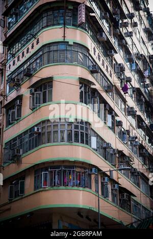 May Wah Mansion, un esempio di 'tong lau' o architettura shophouse all'angolo di Johnston Road e WAN Chai Road, WAN Chai, Isola di Hong Kong Foto Stock