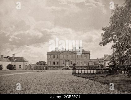 Una vista del tardo 19 ° secolo di Bessbrough House appena fuori Piltown nella contea di Kilkenny, la sede della famiglia della dinastia Ponsonby, conti di Bessborough. Originariamente costruita nel 1740 su progetto di Francis Bindon, la casa fu sgorgata dal fuoco nel febbraio 1923, durante la guerra civile irlandese. Tuttavia, fu ricostruita alla fine del 1929 per il 9° conte di Bessborough e successivamente divenne un collegio agricolo. Foto Stock