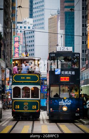 Il tram n. 28, uno dei due disponibili per il noleggio privato, noto localmente come "tram per feste", viaggia verso ovest lungo Des Voeux Road, Central, Hong Kong Island Foto Stock