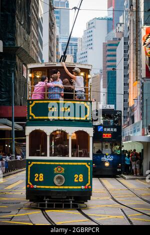 Il tram n. 28, uno dei due disponibili per il noleggio privato, noto localmente come "tram per feste", viaggia verso ovest lungo Des Voeux Road, Central, Hong Kong Island Foto Stock