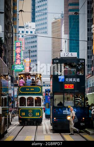 Il tram n. 28, uno dei due disponibili per il noleggio privato, noto localmente come "tram per feste", viaggia verso ovest lungo Des Voeux Road, Central, Hong Kong Island Foto Stock