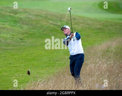 La Scotland Calum Hill gioca il suo secondo colpo dal rough il 9° giorno durante il primo dell'Hero Open al Fairmont St Andrews Golf Course, St Andrews. Data immagine: Giovedì 5 agosto 2021. Foto Stock