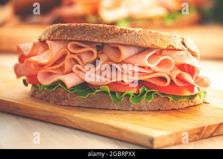 Sandwich con prosciutto affumicato e lattuga fresca Foto Stock