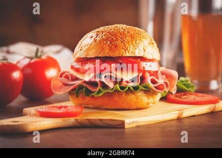 Sandwich con prosciutto affumicato e lattuga fresca Foto Stock