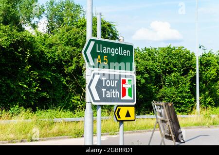 Segnaletica stradale A5 tra Chirk e Llangollen nel Galles del Nord Est Foto Stock